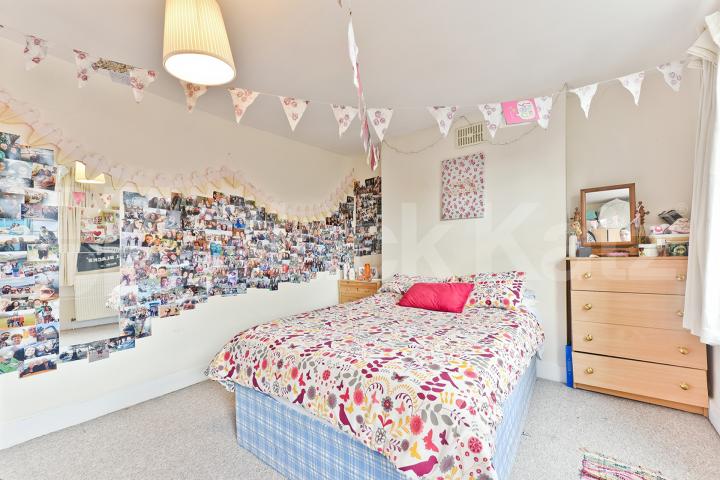 Stylish Georgian town house arranged over three floors & two Bathrooms Henshaw Street, Elephant and Castle/Borough